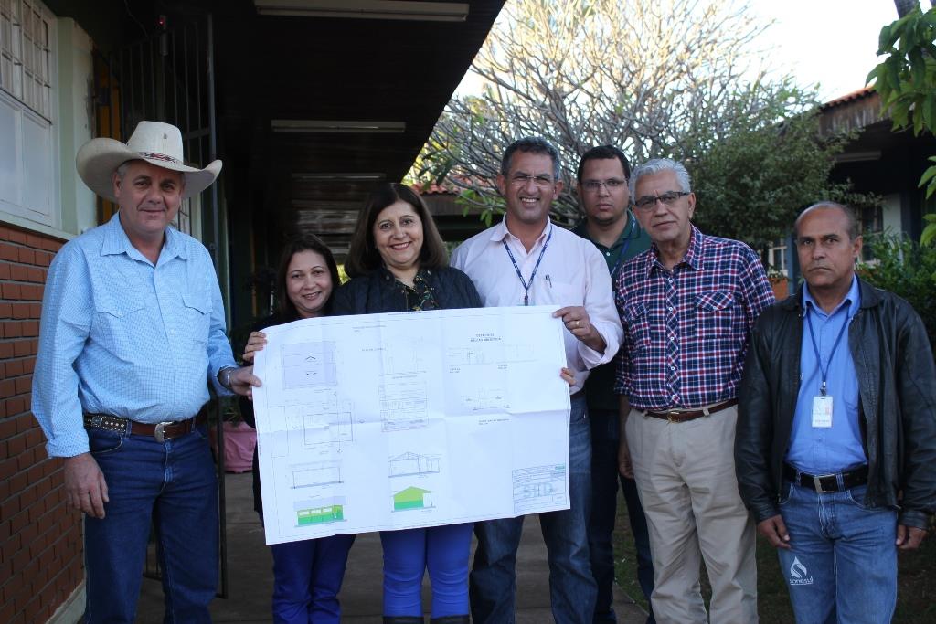 Foto 1 - Deputado Guerreiro com diretora e vice da escola Fernando Corrêa - Gilmar Tabone da Sanesul e Equipe - Técnico da Secretaria Estadual de Educação