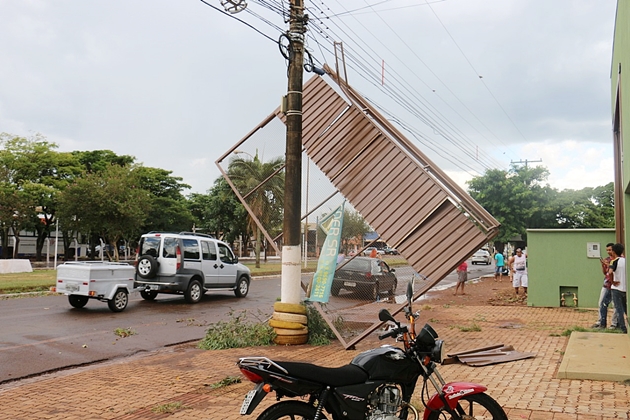 Portão de elevação foi arrancado com a força do vento. (Foto: Marcos Tomé/Região News)