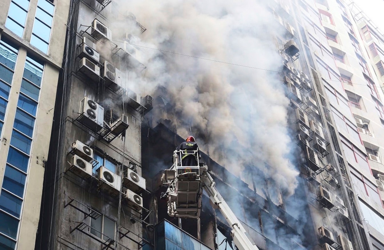 Bombeiros trabalham para conter incêndio em prédio comercial em Daca, em Bangladesh, nesta quinta-feira (28) — Foto: Mahmud Hossain Opu/ AP