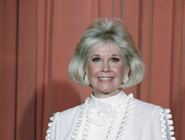 Atriz Doris Day depois de receber o Prêmio Cecil B. DeMille em 1989, que foi apresentado no Globo de Ouro em Los Angeles — Foto: AP Photo