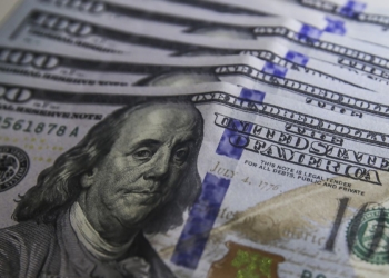 Dólar cai para R$ 5,08 e atinge menor nível desde novembro