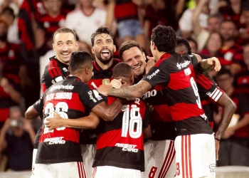 Flamengo vence o Bahia e segue firme na vice-liderança do Brasileirão
