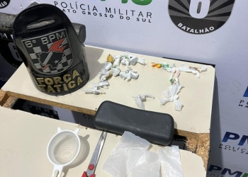 Polícia Militar Captura Foragido da Justiça e Conduz Suspeito por Tráfico de Drogas no Centro de Corumbá.