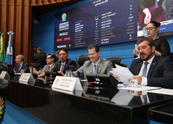 Projeto de Decreto Legislativo ratifica Convênios e Protocolos ICMS e ajustes do SNIEF                  Compete privativamente à Assembleia Legislativa aprovar tais convenções e ajustes