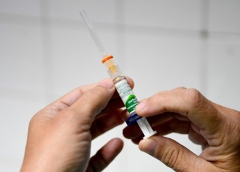 Nem toda dose pode ser usada: entenda as perdas de vacinas no SUS
