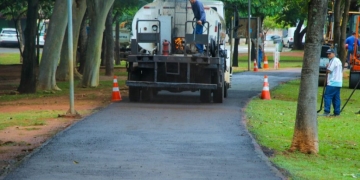 Prefeitura inicia recapeamento completo da pista de caminhada da Lagoa Maior após recuperação de pontos críticos
