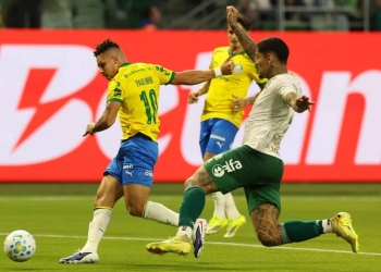 Palmeiras supera expulsão, drama do VAR e consolidar liderança no Brasileirão