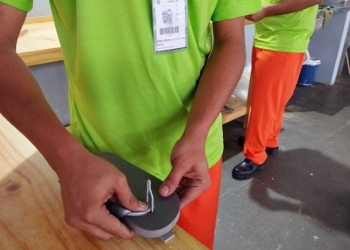 Com mão de obra prisional, Penitenciária de Dourados produz chinelos para internos sem assistência familiar
