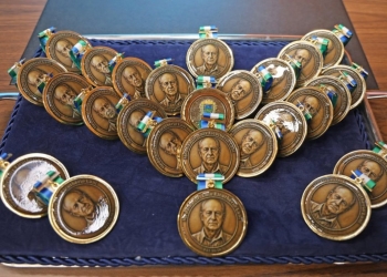 Legado de precursor da oftalmologia em Mato Grosso do Sul marca homenagem aos profissionais da área                  Os homenageados receberam medalhas com a imagem e nome do pioneiro da Oftalmologia