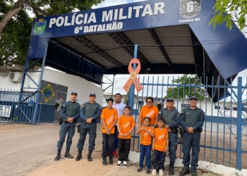 Polícia Militar recebe símbolo do Maio Laranja em ação de conscientização em Corumbá.