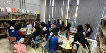Biblioteca de Três Lagoas promove exposição de crochê e programação especial voltada aos estudantes