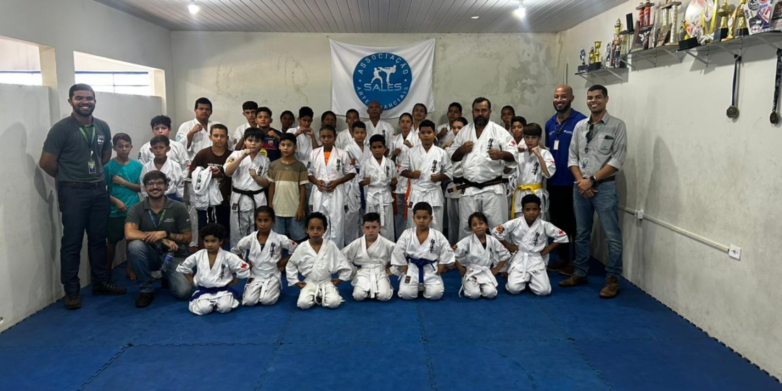 Com o apoio da Suzano, associação local leva aulas de karatê a 45 jovens em Ribas do Rio Pardo (MS)