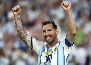 Messi faz história, desencanta após pênalti perdido e garante Argentina nas oitavas da Copa