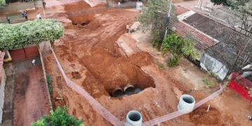 Em menos de 24h, Prefeitura amplia equipes em campo e avança rapidamente nos reparos de cratera no Jardim Rodrigues