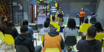 Segurança no trânsito é tema de palestra do DEPTRAN em empresa do município