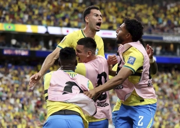 Brasil busca virada heroína e carimba vaga nas oitavas da Copa