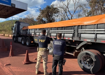 PRF e Receita Federal apreendem 19,2 mil litros de insumos para refino de cocaína em Corumbá (MS)