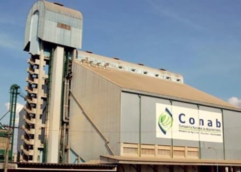 Conab moderniza armazém e entrega equipamentos a produtores