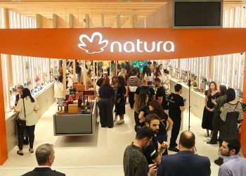 Guardou os versos das figurinhas? Eles podem virar desconto em campanha de perfumaria