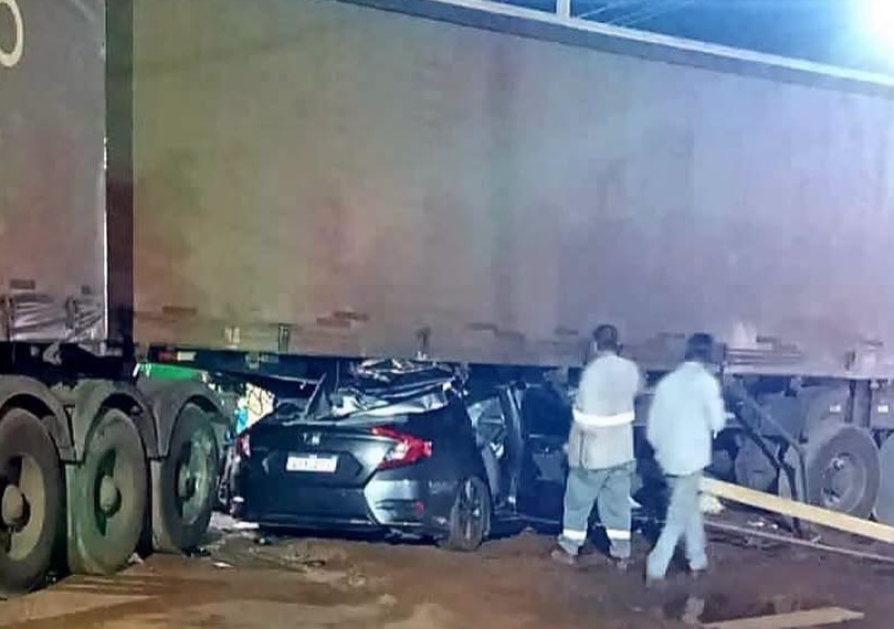 Dentista fica gravemente ferido após acidente entre carro e carreta na BR-262, em Água Clara