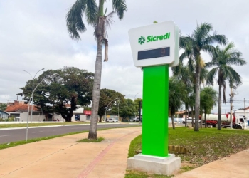 Três Lagoas ganha relógio digital urbano por meio de parceria entre Prefeitura e Sicredi