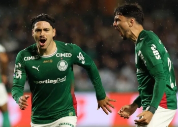 Palmeiras vence o Coritiba e segue isolado na liderança do Brasileirão