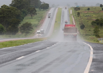 Dirigir sob chuva e neblina exige cuidados em rodovias; Veja as orientações da Motiva Pantanal