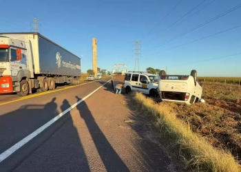 Acidente entre veículos da UFMS e da Saúde deixa uma pessoa ferida na BR-262