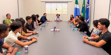 Parlamento Jovem apresenta propostas ao prefeito e fortalece protagonismo da juventude