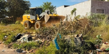 Força-tarefa de limpeza chega à Vila Piloto com foco na retirada de entulhos e lixos descartados incorretamente
