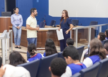 Alunos da escola Maria de Lourdes Lopes entregam solicitações de melhorias durante Visita Guiada