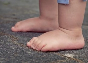 Bebê de 9 meses cai, bate a cabeça e morre horas depois em Paranaíba