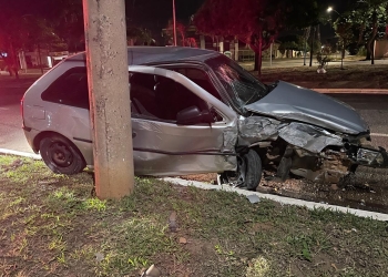 Em Três Lagoas| Motorista perde controle e bate violentamente em poste