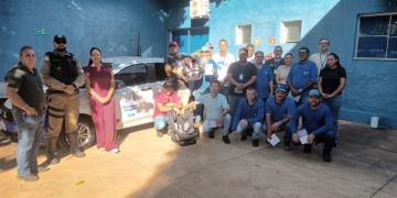 DEPTRAN realiza palestra para motoristas da Assistência Social sobre transporte seguro de bebês