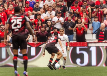 Athletico-PR e Fluminense ficam no 3 a 3 em jogo movimentado pelo Brasileirão
