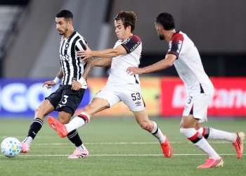 Athletico-PR vence o Botafogo por 3 a 2 e se aproxima do Flamengo no Brasileirão