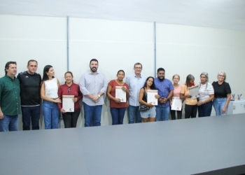 Prefeitura entrega escrituras a moradores do Orquídeas e transforma espera de décadas em realidade