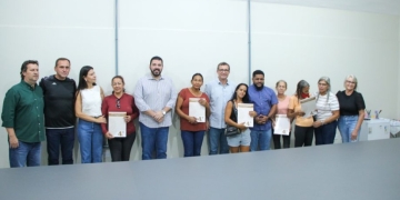 Prefeitura entrega escrituras a moradores do Orquídeas e transforma espera de décadas em realidade