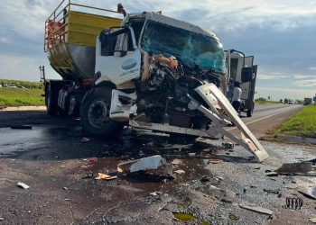 Acidente na MS-141 entre carreta e caminhão-tanque deixa homem preso às ferragens
