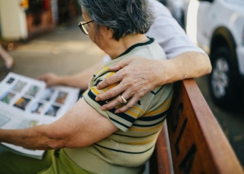 Esquecimento de fatos recentes e perda de autonomia estão entre os sintomas do Alzheimer