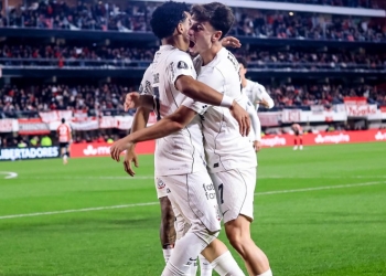Corinthians reage no segundo tempo, empata com Estudiantes e deixa decisão aberta na Libertadores