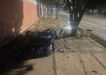 Em Três Lagoas| Gol avança “PARE”, atinge moto e deixa casal ferido no bairro Lapa