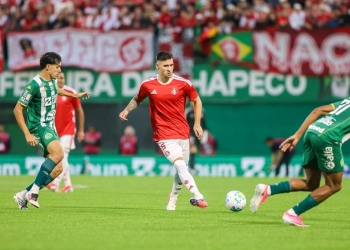 Internacional vence Chapecoense fora de casa e quebra jejum de dez jogos no Brasileirão