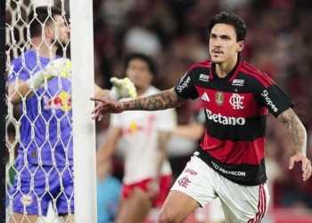 Flamengo domina o Bragantino no Maracanã, vence por 2 a 1 e segue firme na liderança