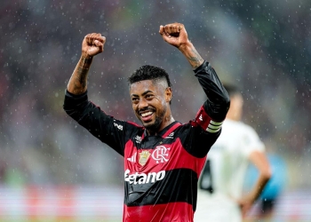 Flamengo vence o Corinthians no Maracanã e reassume a liderança do Brasileirão