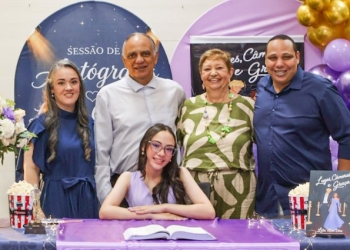 Jovem escritora de Três Lagoas esgota edição de estreia em tarde de autógrafos