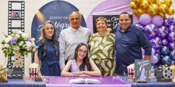 Jovem escritora de Três Lagoas esgota edição de estreia em tarde de autógrafos