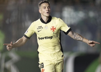 Vasco goleia o Coritiba por 5 a 0 e deixa a zona de rebaixamento