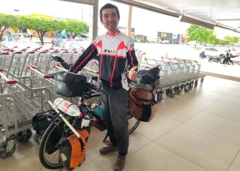 Japonês que roda o mundo de bicicleta está chegando à cidade e procura uma companheira para dividir a aventura