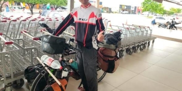 Japonês que roda o mundo de bicicleta está chegando à cidade e procura uma companheira para dividir a aventura